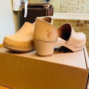 Sandgrens closed back clogs 38 like new condition.